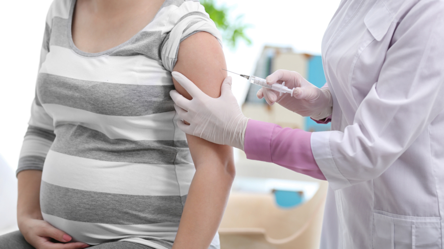 Ett viktigt argument som lyfts fram i kampanjen är att vaccinet inte bara skyddar mamman mot influensa, även barnet skyddas. Foto: Shutterstock